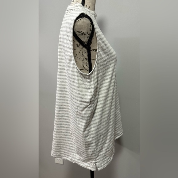 👚 Land's End Grey & White Striped Sleeveless Turtleneck Top 🖤🤍 - Picture 3 of 7